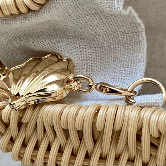 NWT Tommy Bahama seashell shaped woven rattan clam shaped clutch/handbag. - Picture 15 of 16